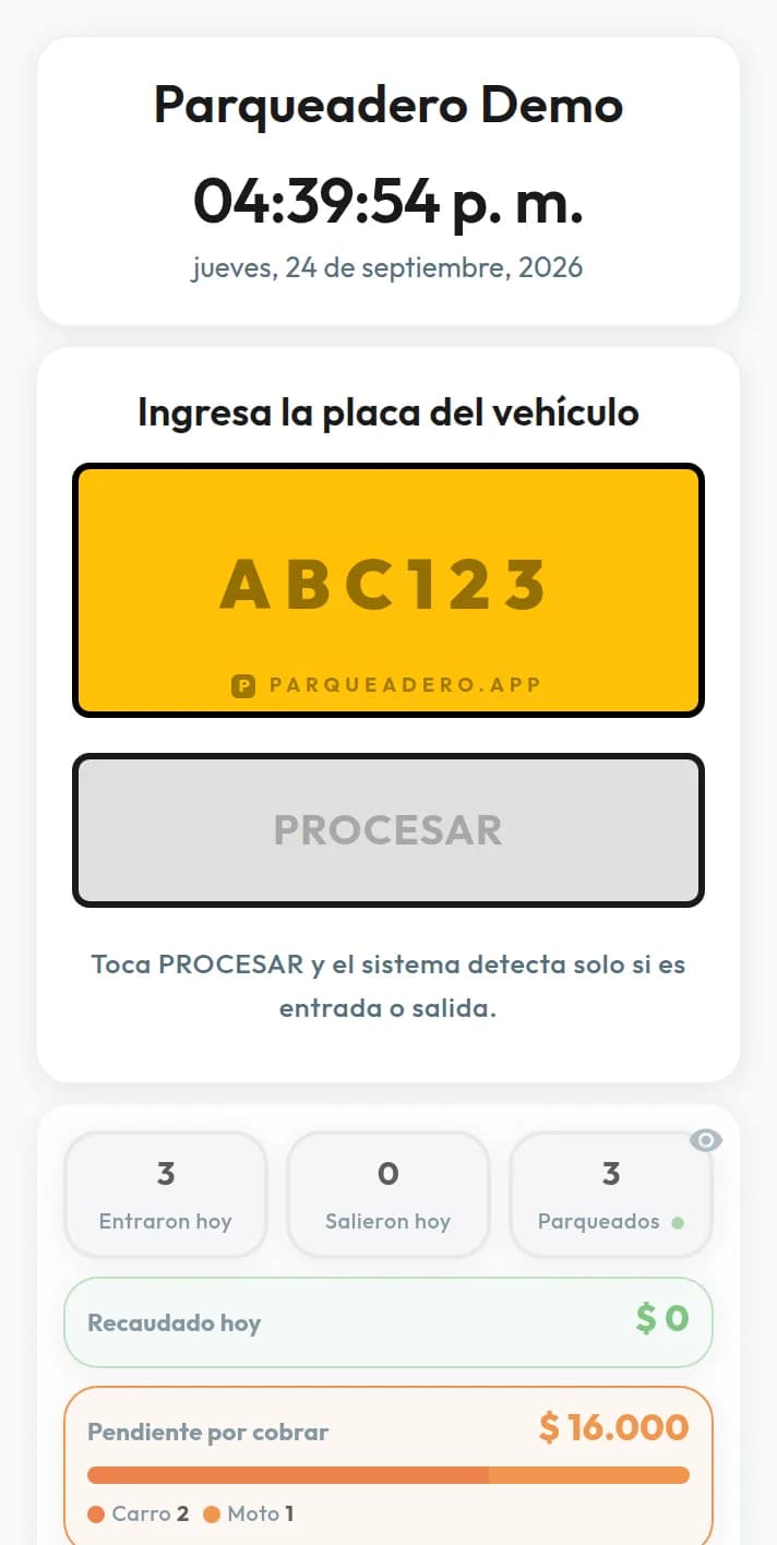 Software de parqueadero: el panel con la placa ABC123 y tres vehículos adentro